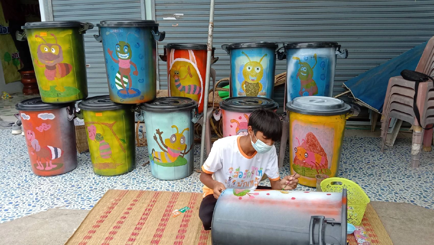 หนุ่มพิมายตระเวนวาดรูปการ์ตูนบนถังขยะ สร้างสีสันชวนคนทิ้งขยะลงถัง