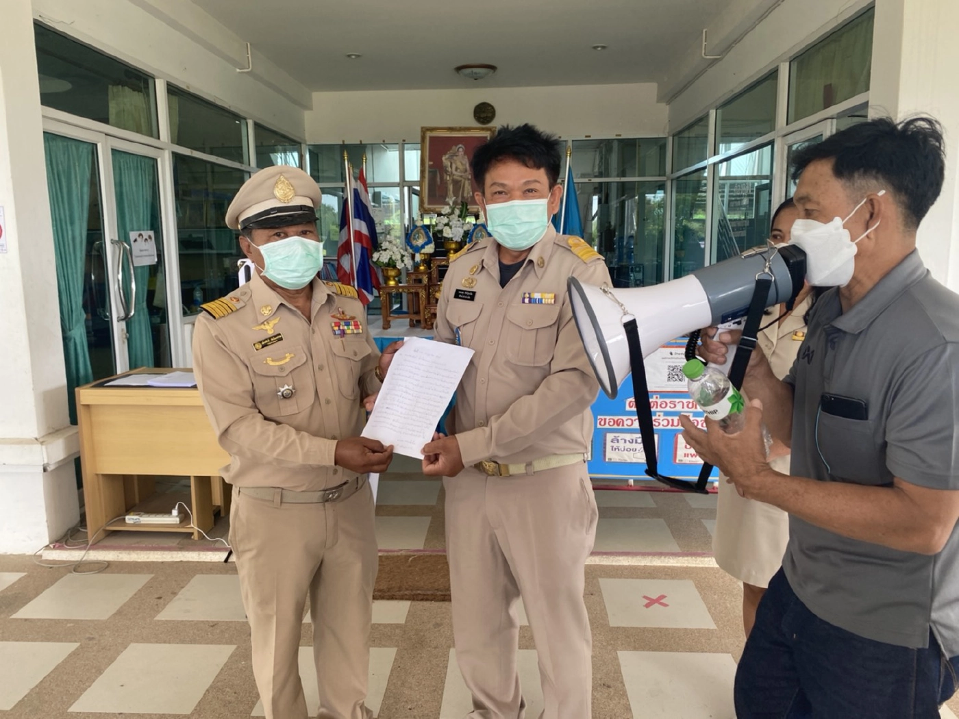 ชาวบ้านขับไล่ปลัด อบต.พลกรัง ไม่ร่วมมือบริหารสถานการณ์โควิด