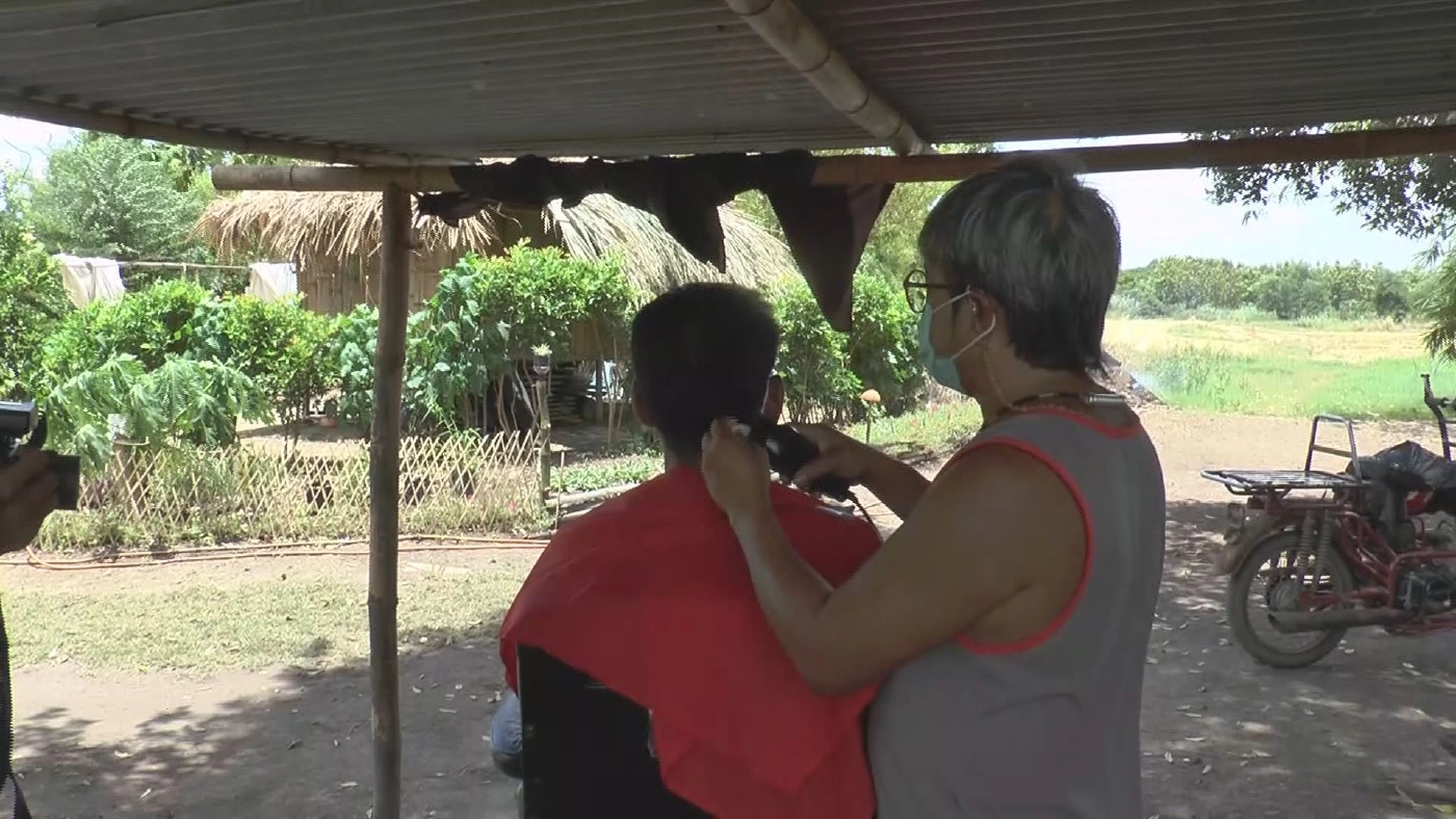 ช่างตัดผมอุทัยฯ หนีโควิดตั้ง "เถียงนา บาร์เบอร์"