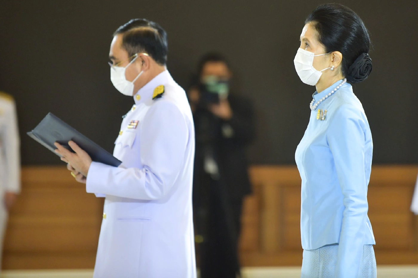 "นายกฯ-ภริยา"วางพานพุ่มถวายพระพรพระพันปีหลวง