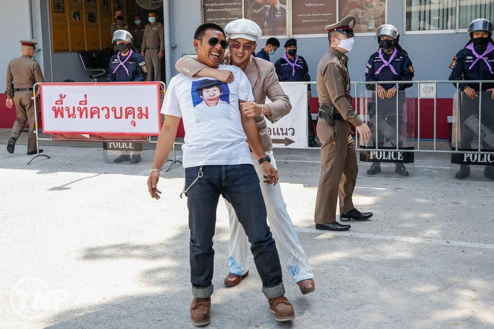 นายจตุภัทร์ บุญภัทรรักษา หรือไผ่ ดาวดิน กับ แอมมี่ the bottom blues