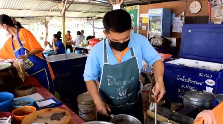 สองสามีภรรยาขายลาบ ส้มตำ สู้โควิด-19 ราคาไม่แพง ในหมู่บ้าน