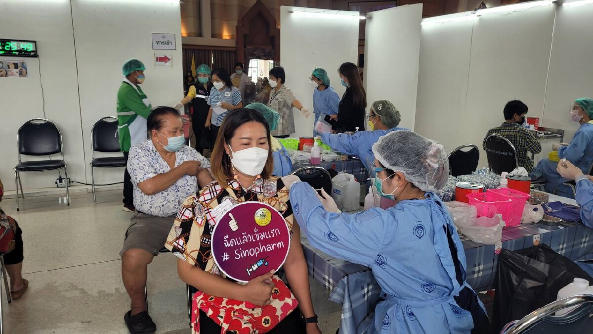 ชาวพิษณุโลกรรับการฉีควัคซีนชิโนฟาร์มเข็มแรก