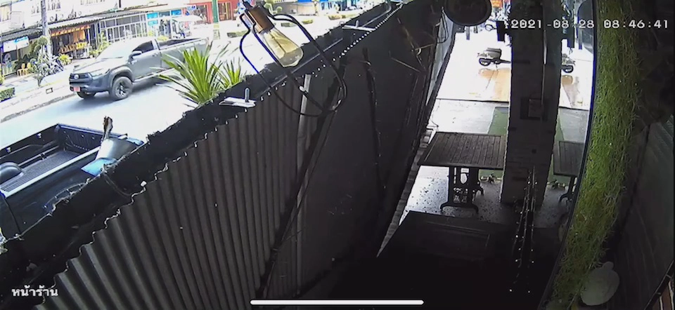 หวิดสยอง วงจรปิดจับภาพกันสาดถล่มเฉียดตาย