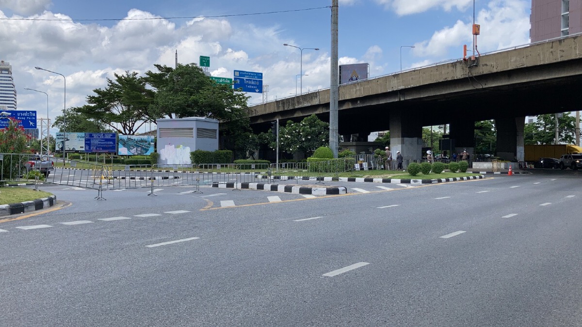 ภาพการติดตั้งแผงเหล็ก สำหรับเตรียมการเคลื่อนผ่านของผู้ชุมนุม ศุกร์นี้