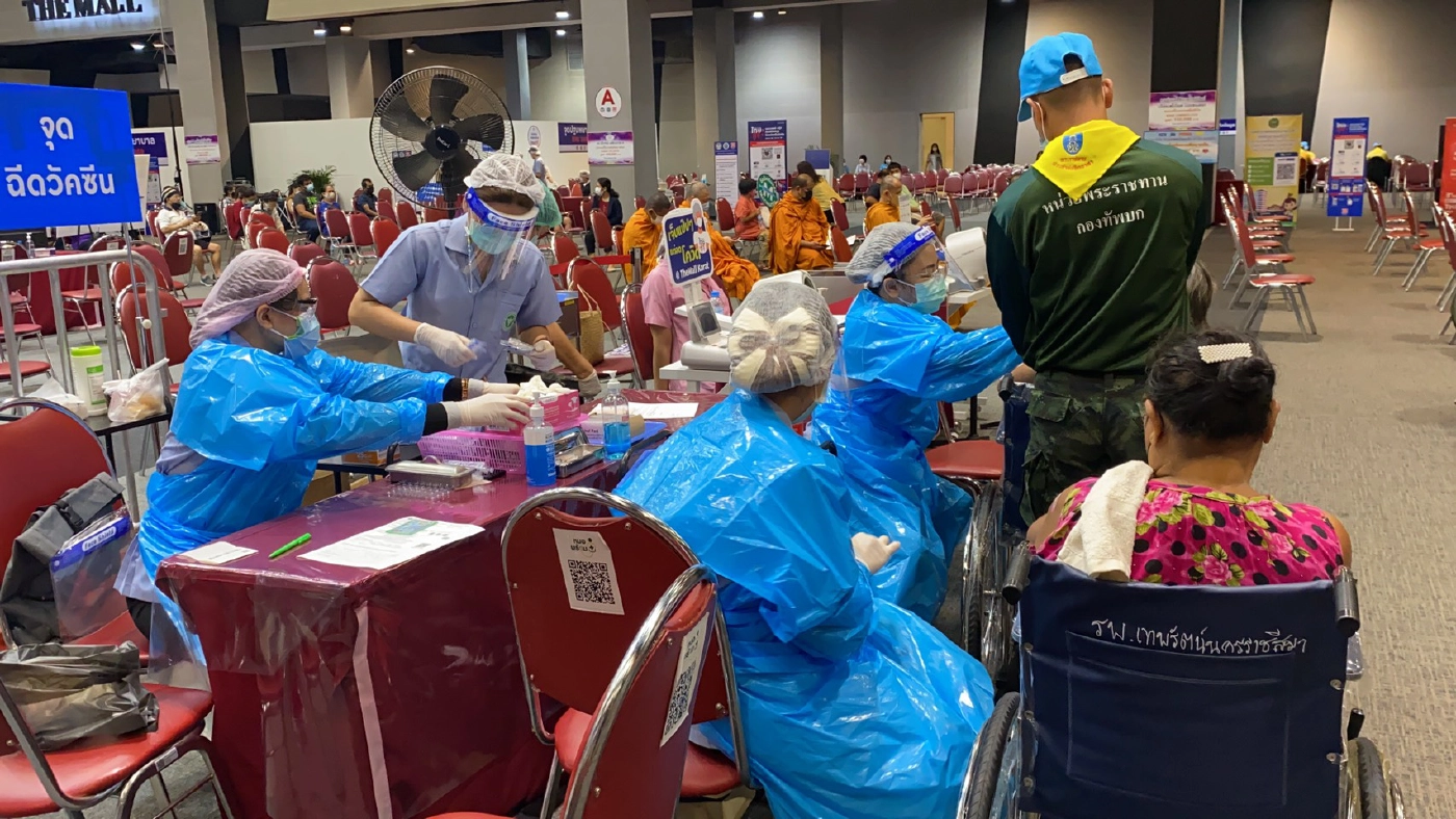 อบอุ่น บรรยากาศลูกพาแม่ไปฉีดวัคซีนซิโนฟาร์มของ รพ.เทพรัตน์