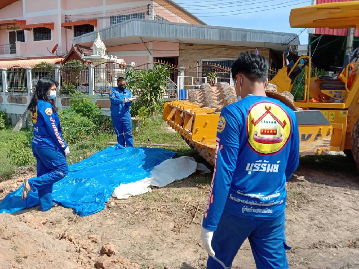 สุดสลด!หญิงนั่งหลบแดดหน้ารถบดถนน คนขับมองไม่เห็นทับร่างเละ