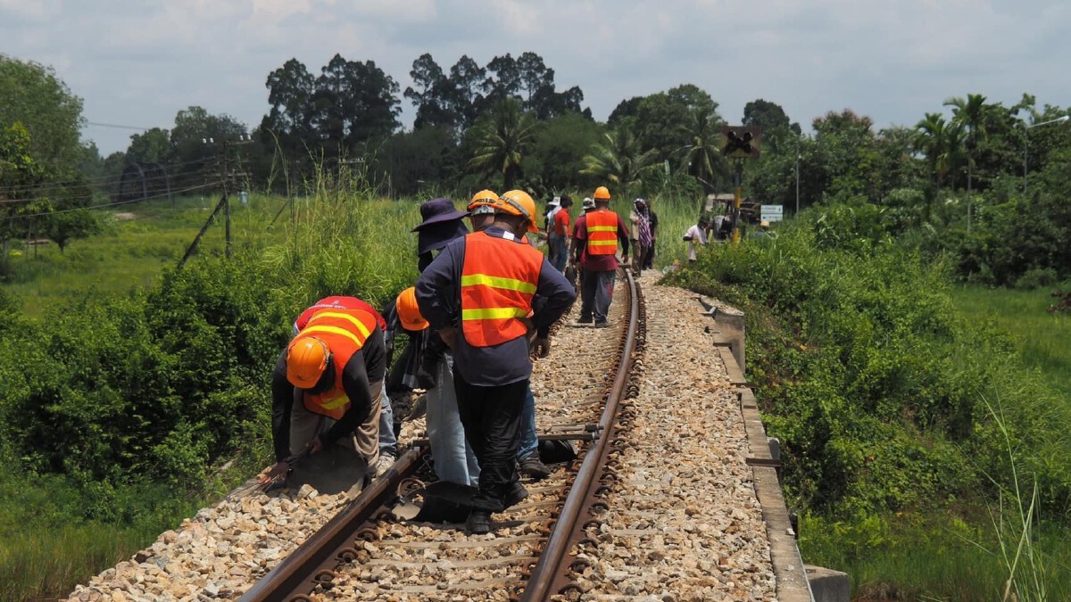 ซ่อมรางรถไฟถูกวางระเบิดเสร็จพรุ่งนี้เย็น
