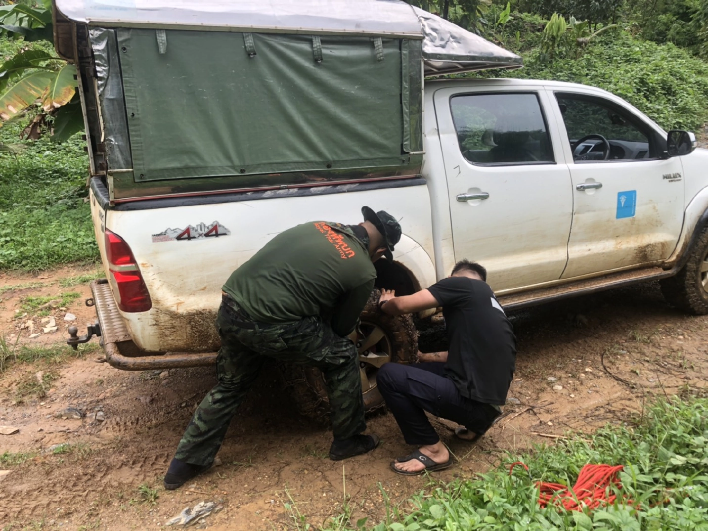 ลุยโคลนดูแลผู้ป่วย-ตรวจเชื้อโควิด"หมู่บ้านฤาษี"