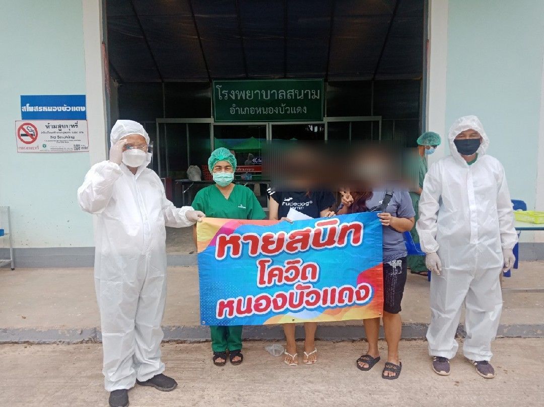 ชื่นชมตำรวจจิตอาสา ผกก.และด.ต.สวมชุด PPE ขับรถส่งผู้ป่วยโควิด