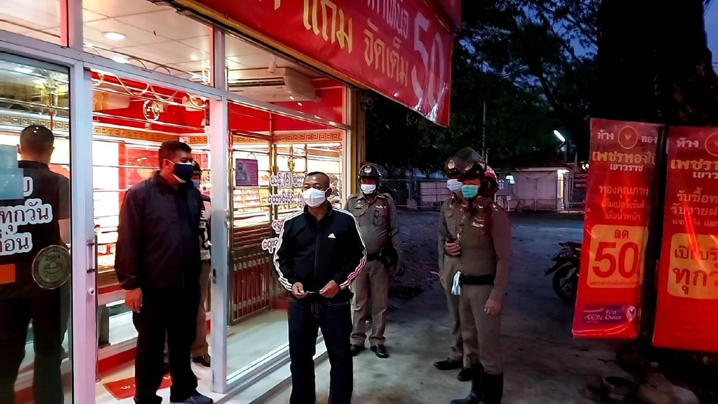 สืบ 3 ชั่วโมง ตำรวจรวบโจรสวมวิก-ปืนปลอมจี้ร้านทองได้