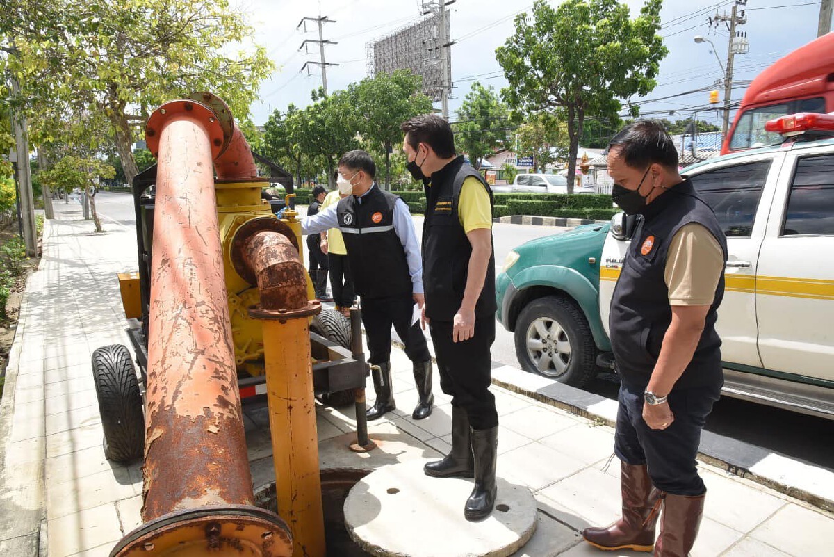 ลาดกระบังเร่งสูบน้ำลงคลอง เปิดบานประตูระบายน้ำเพิ่ม