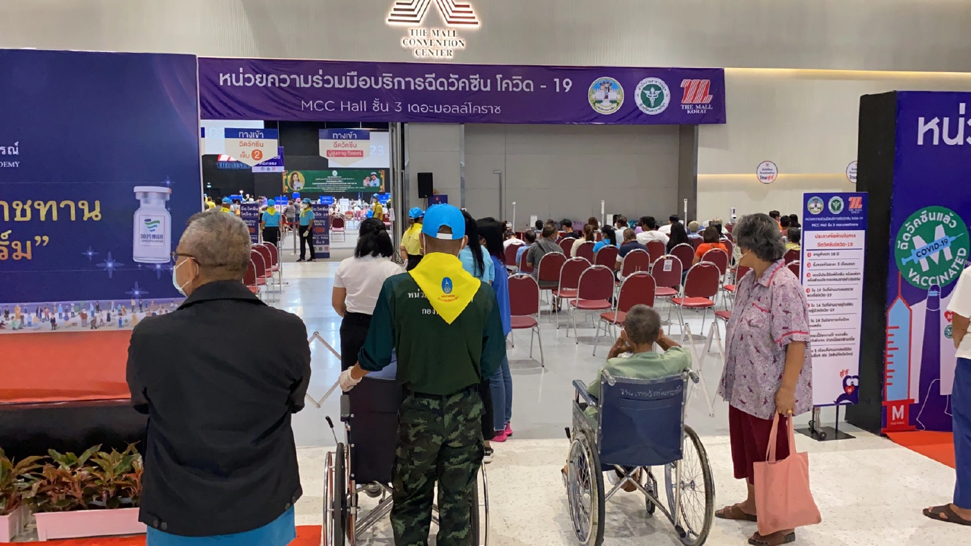 อบอุ่น บรรยากาศลูกพาแม่ไปฉีดวัคซีนซิโนฟาร์มของ รพ.เทพรัตน์