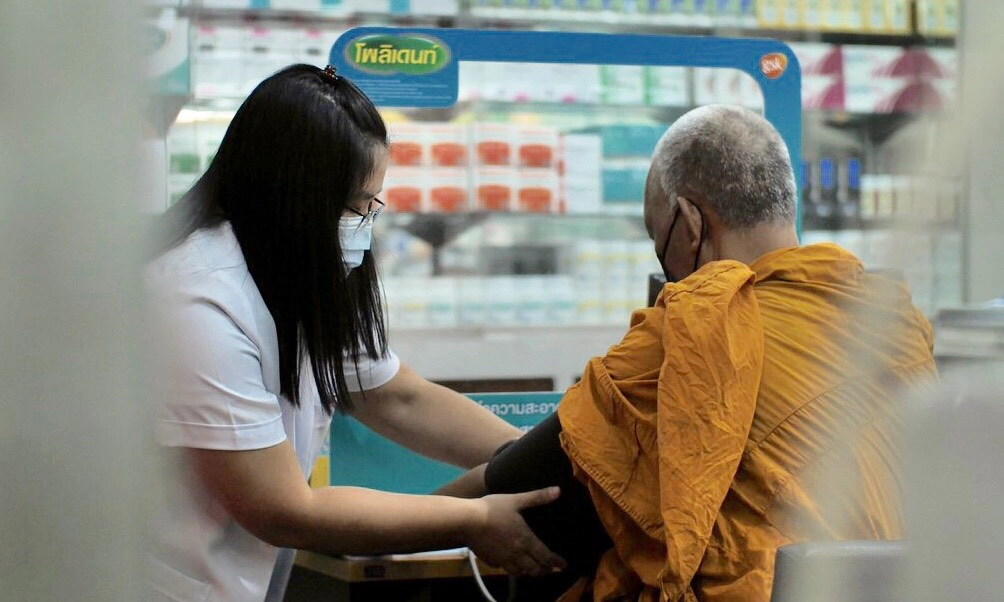 ภญ.สุณีรัตน์ กิตติคุณ เภสัชกร ประจำร้านยาที่ร่วมนำร่อง กำลังดูแลผู้ป่วยที่มาใช้บริการ 