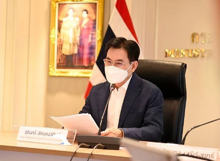 จุรินทร์ ลักษณวิศิษฏ์ รองนายกรัฐมนตรีและรัฐมนตรีว่าการกระทรวงพาณิชย์ 