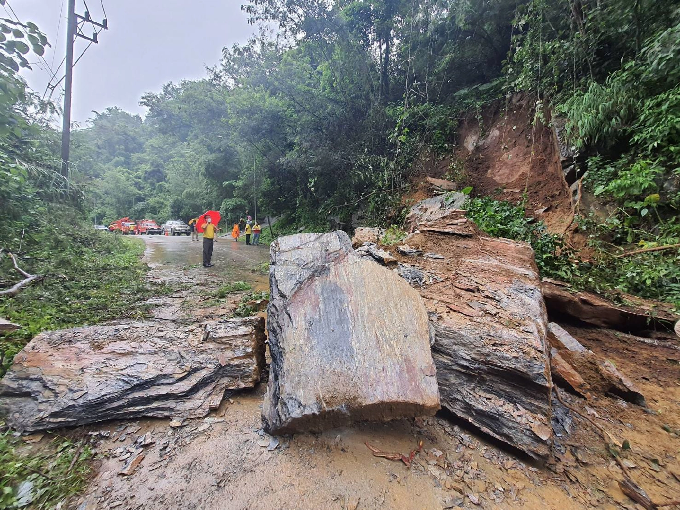 ดินสไลด์ทับเรือนนอนโรงเรียนดอยฮางพังยับ