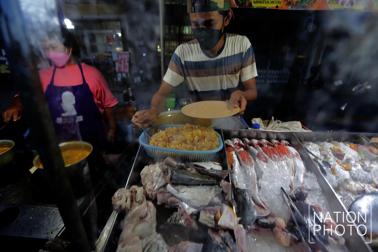 แกงส้มถุงเดียวก็เฟี้ยวได้ แม่ค้ารถเข็นสงขลา ยังขายราคาเดิมแถมเพิ่มปริมาณ