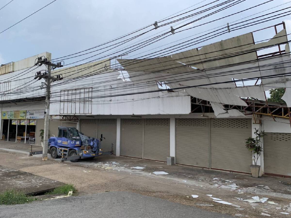พายุฝนถล่มเมืองเลยสองวันติด สิ่งปลูกสร้างพังระนาว