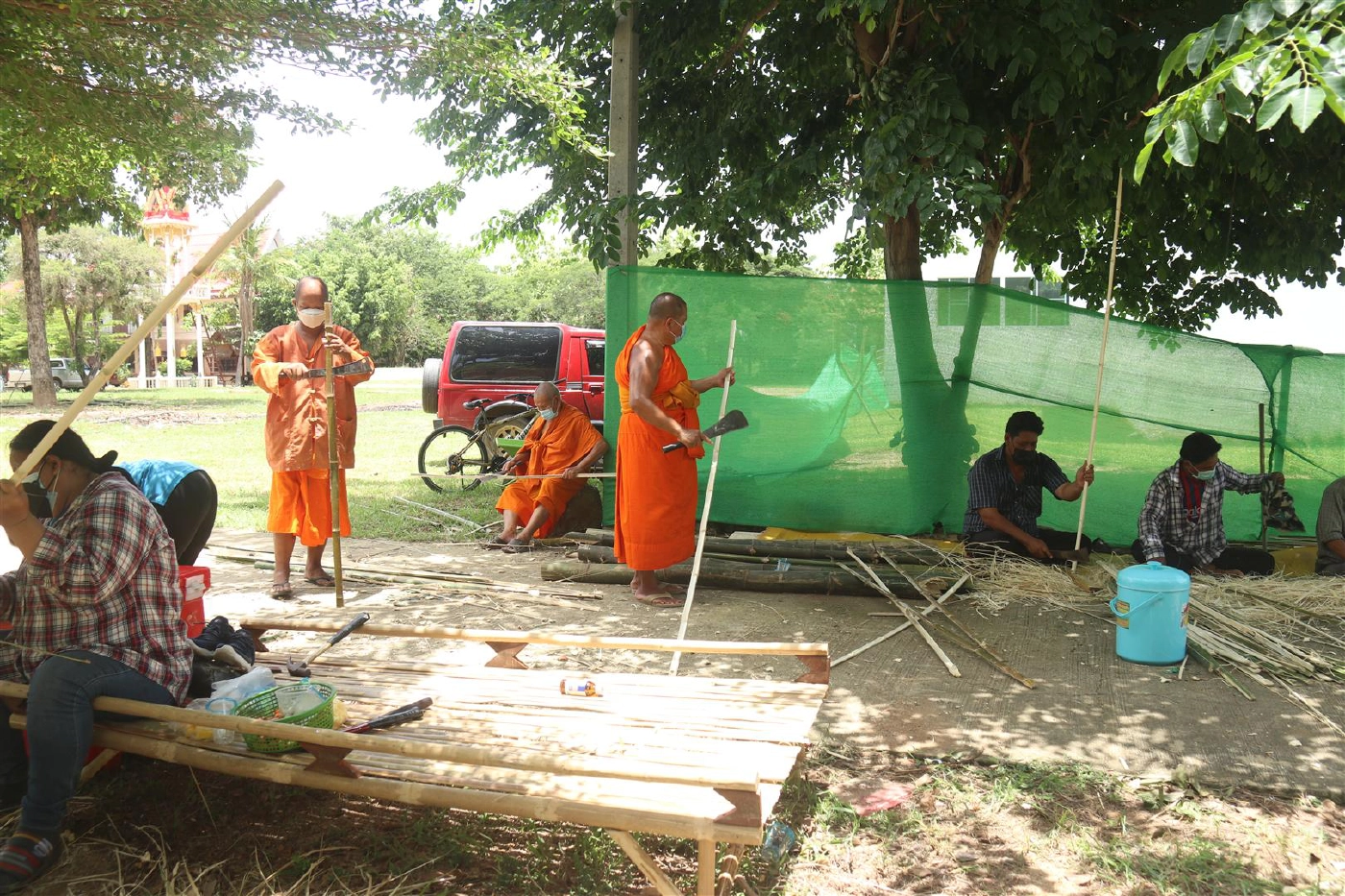 พระวัดวังจิกร่วมทำ"แคร่"เตียงสนามจากไม้ไผ่