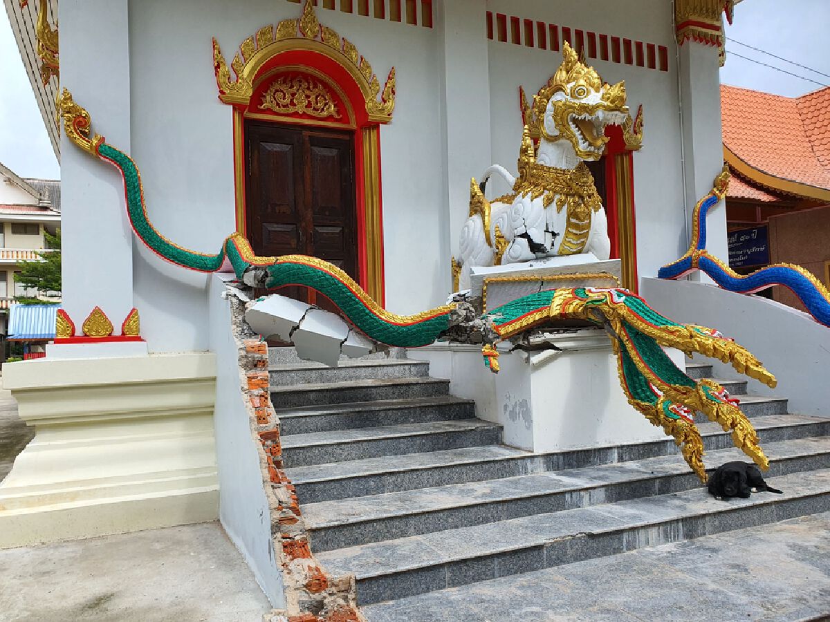 อดีต ผอ.รร.โรคประจำตัวกำเริบ ขับรถยนต์พุ่งชนฐานพญานาคดับ