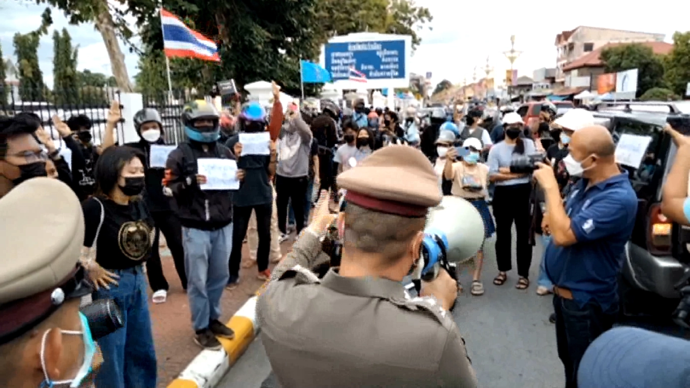 "คาร์ม็อบ" เมืองคอนบุกบ้าน สส.พปชร.- ศาลากลาง ชู 3 นิ้วบีบแตรไล่นายก