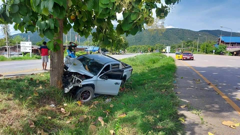 สาวพิษณุโลกหักหลบรถตัดหน้า-พุ่งชนต้นไม้เจ็บ 4
