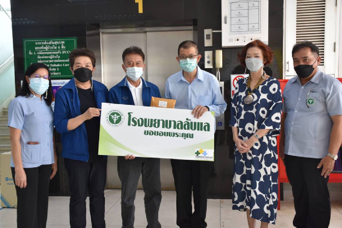 2 อดีตสส.อุตรดิตถ์ มอบเงิน 2 แสนให้รพ.ลับแลสู้โควิด