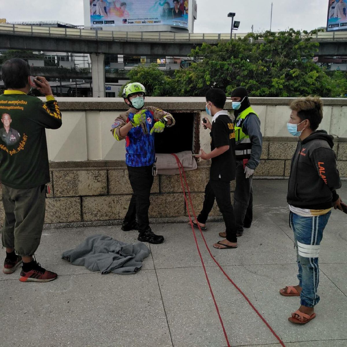 ระทึก! หนุ่มเปลือยกายตกปล่องฐานอนุสาวรีย์ชัยฯ จนท. เร่งช่วยเหลือวุ่น