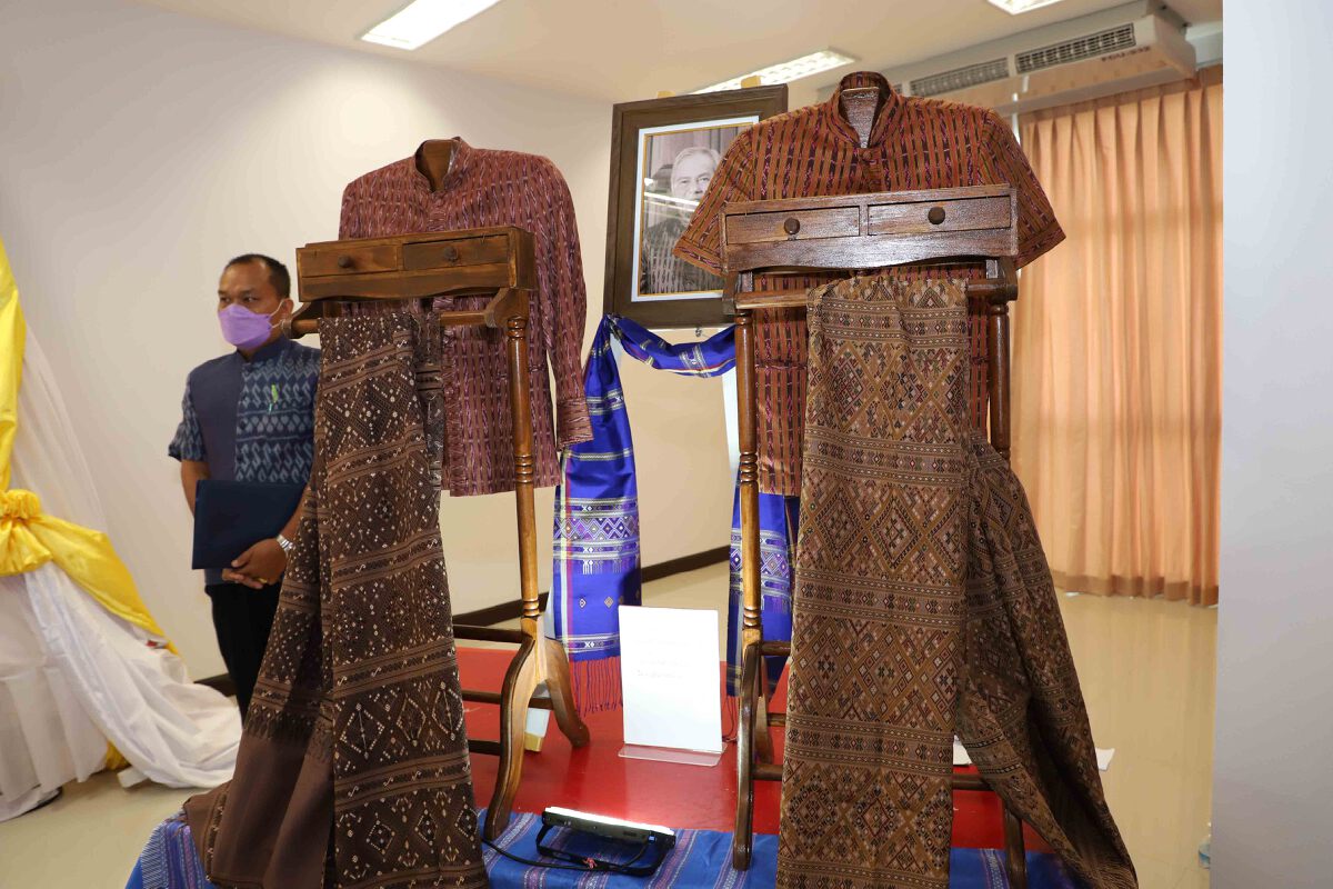 สืบสานผ้าพื้นถิ่น ประมูลผ้าลายขอ แพรวา ส่งเสริมผ้าไทยใส่ให้สนุก