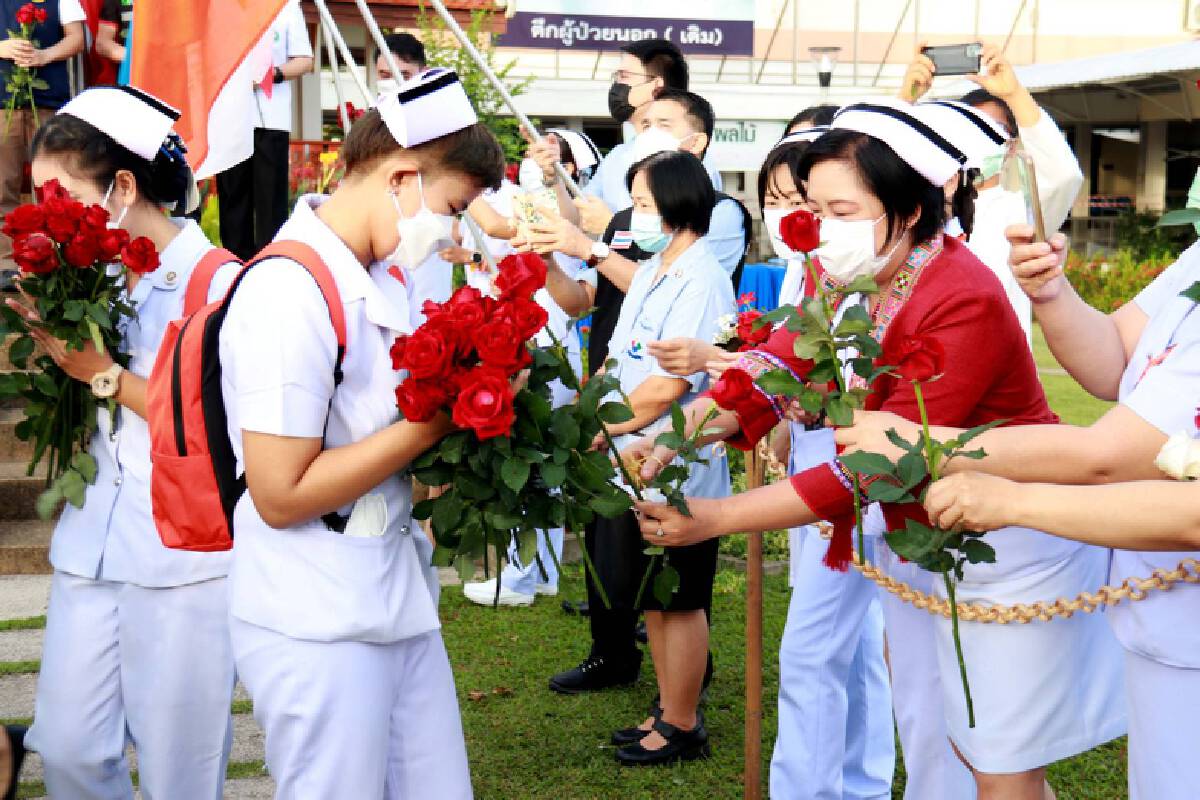 ส่งทีมนักรบชุดขาวลำพูน-สู้โควิดที่รพ.บุษราคัม