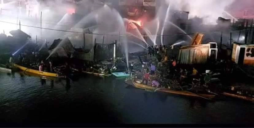 ชาวเน็ตแห่แชร์ "เรือซิ่งฮีโร่" ช่วยดับไฟไหม้ตลาดบ้านแพ้ว