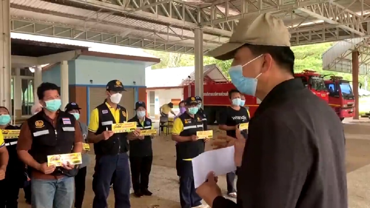 นภอ.ตะกั่วทุ่งนำทีมเคาะประตูบ้านรณรงค์ป้องกันการแพร่ระบาดโควิด-19