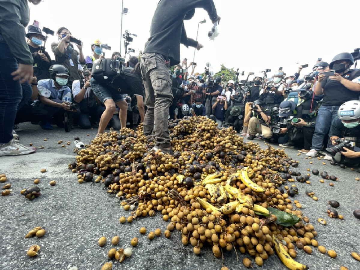 ม็อบทะลุฟ้าจุดไฟเผาผลไม้ก่อนบุกบ้านนายกฯ 