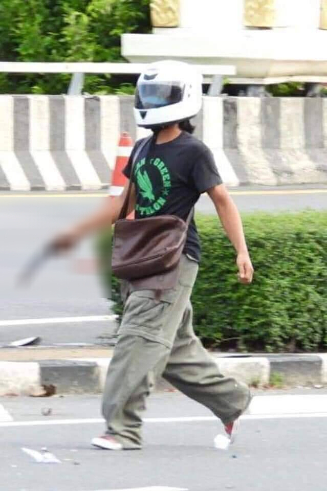 ตำรวจสั่งตรวจสอบกรณีโซเชียลแชร์ภาพชายถืออาวุธในม็อบทะลุแก๊ส