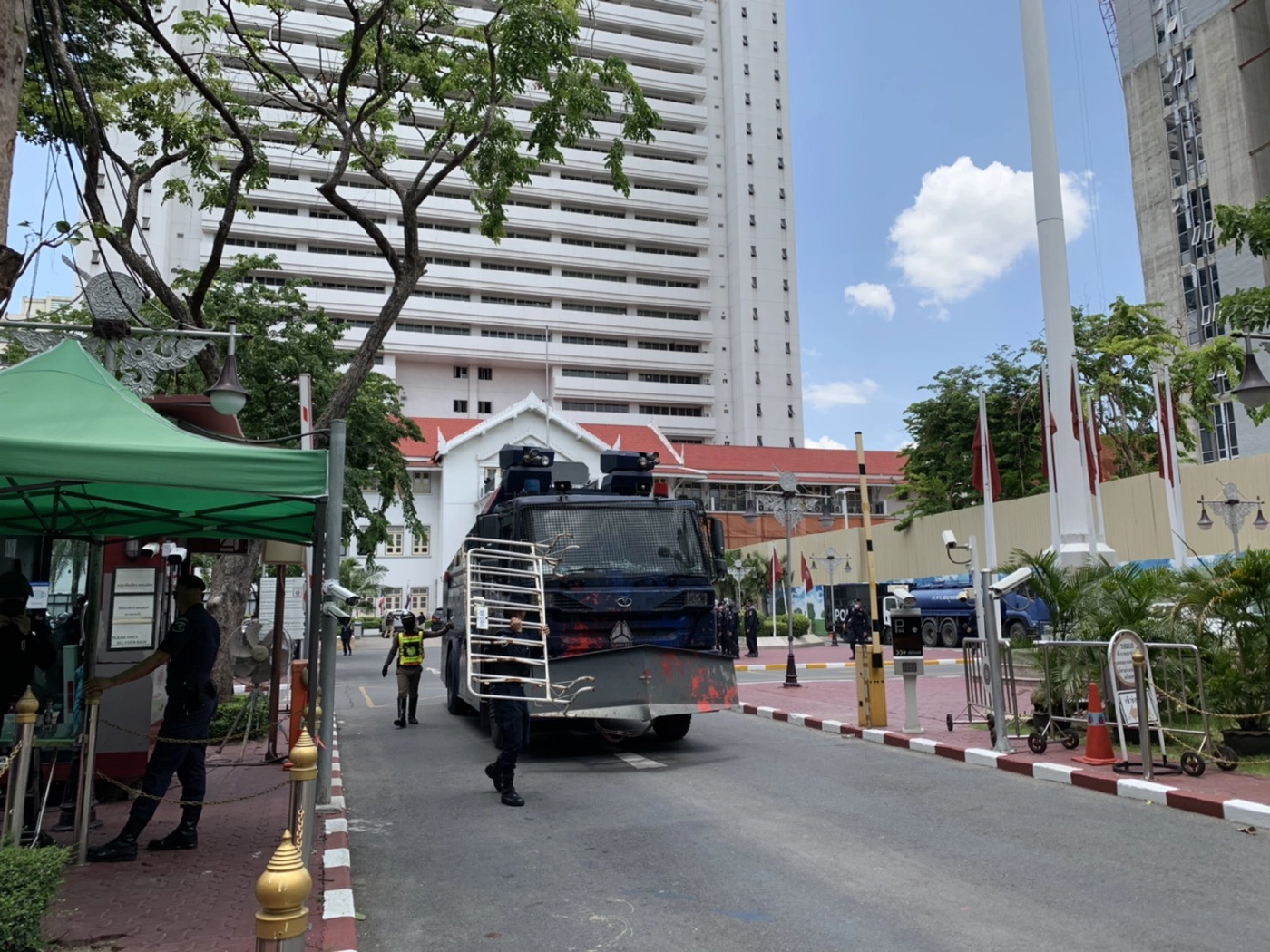 ตร.ควบคุมฝูงชนประจำจุด ภายในสำนักงานตำรวจแห่งชาติ