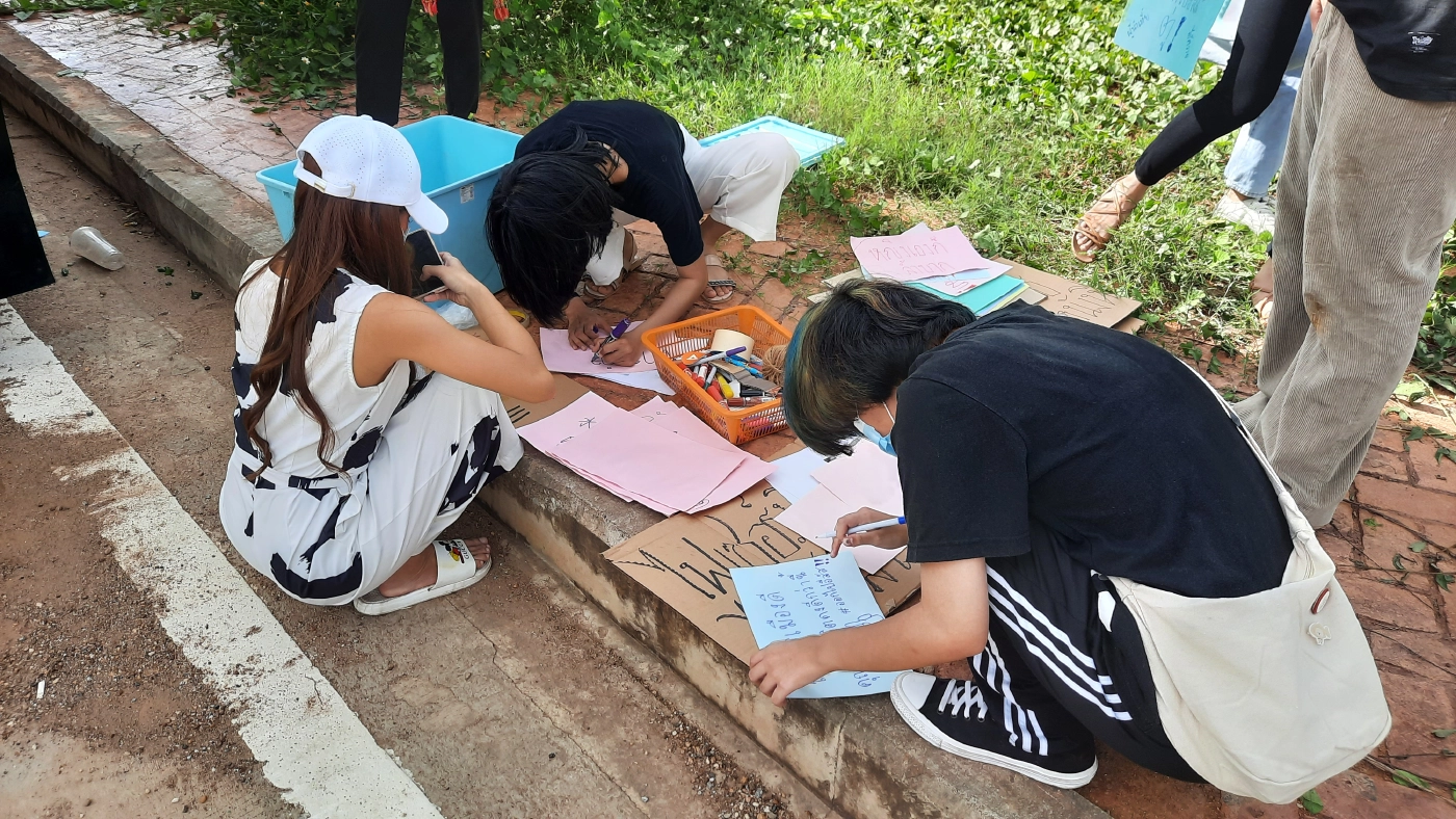 "คาร์ม็อบ"แห่รถ-ชูสามนิ้วรอบเมืองไล่"ลุงตู่"