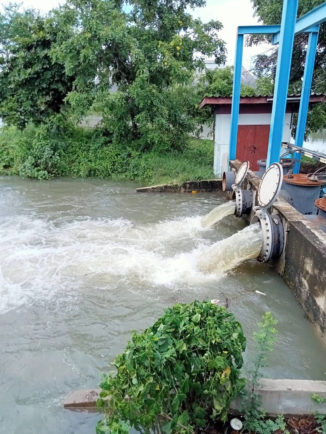 นิคมฯ บางปู เร่งสูบระบายน้ำหลังฝนตกหนักต่อเนื่อง