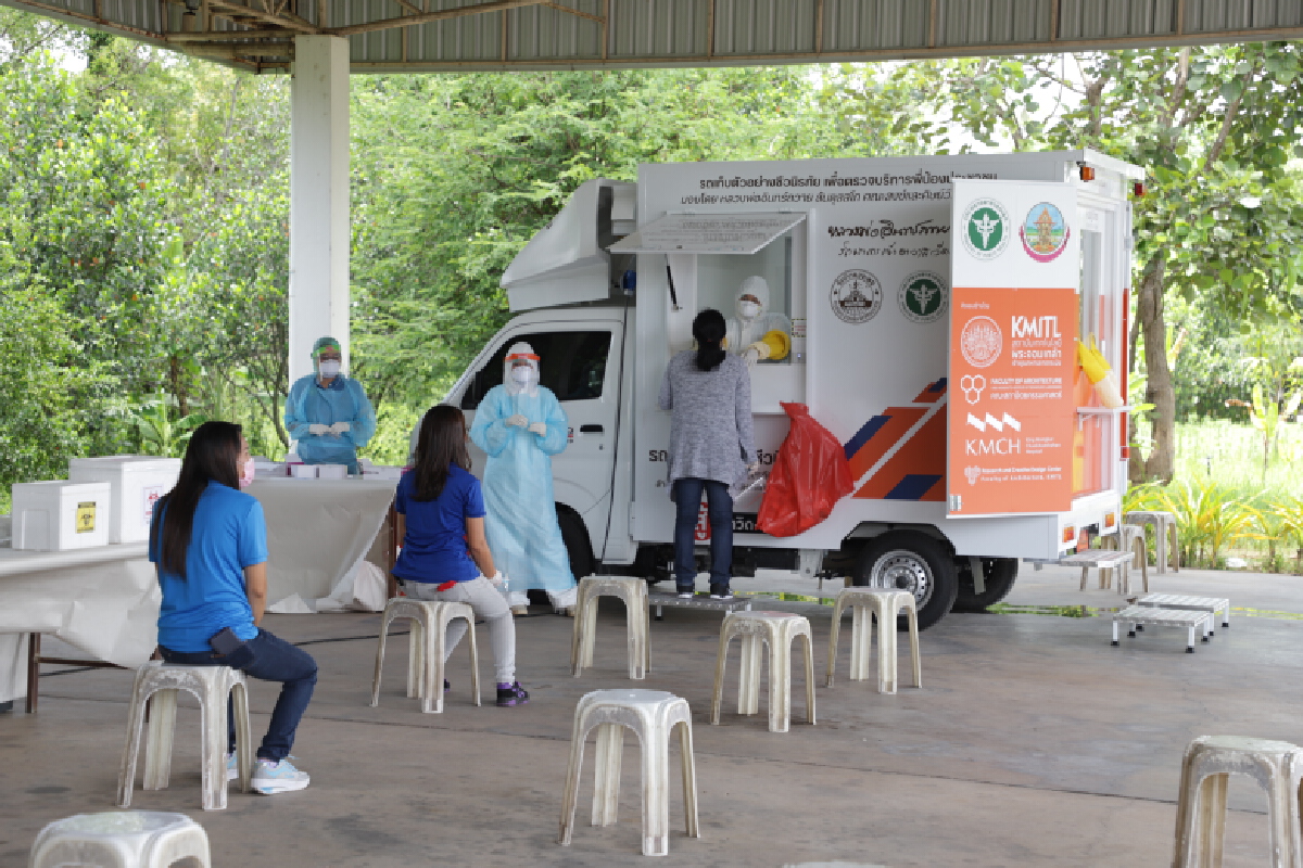 นำรถชีวนิรภัยตรวจโควิดโรงงานตัดเย็บเสื้อผ้าหลังติดเชื้อแล้ว 3 ราย
