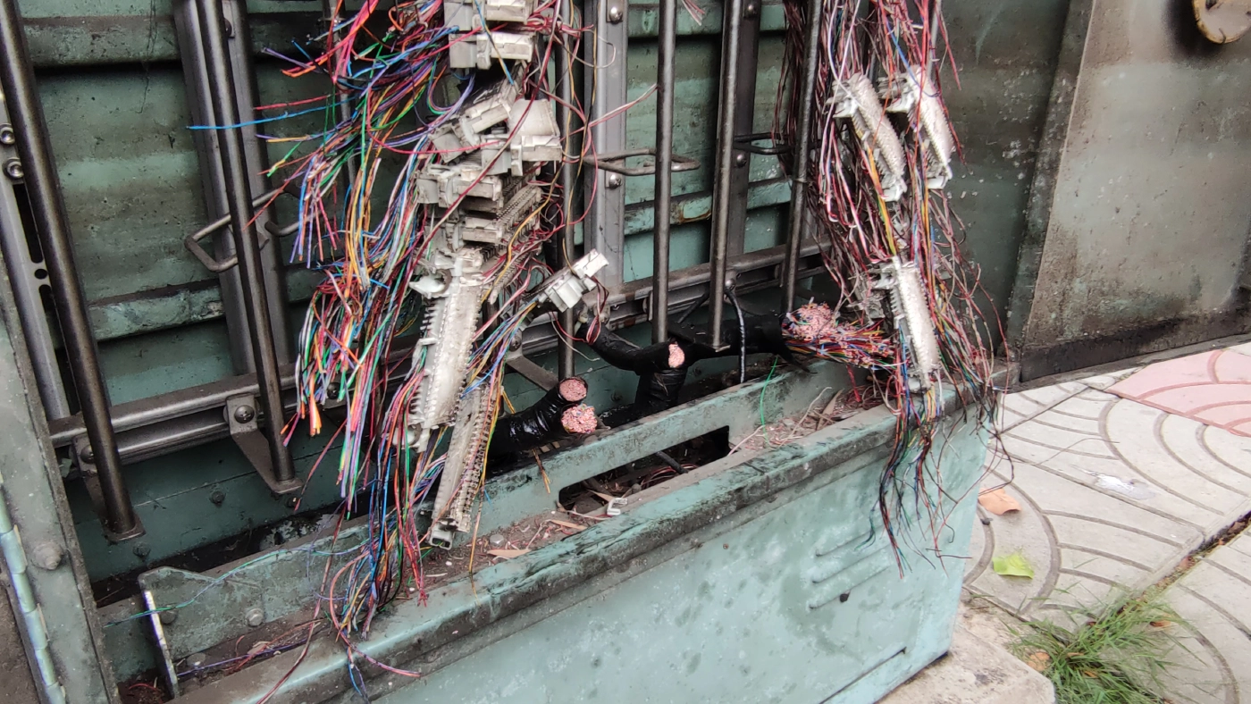 ขี่จักรยานตระเวนตัดสายเคเบิ้ลตู้ชุมสายโทรศัพท์