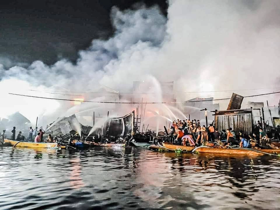 ชาวเน็ตแห่แชร์ "เรือซิ่งฮีโร่" ช่วยดับไฟไหม้ตลาดบ้านแพ้ว