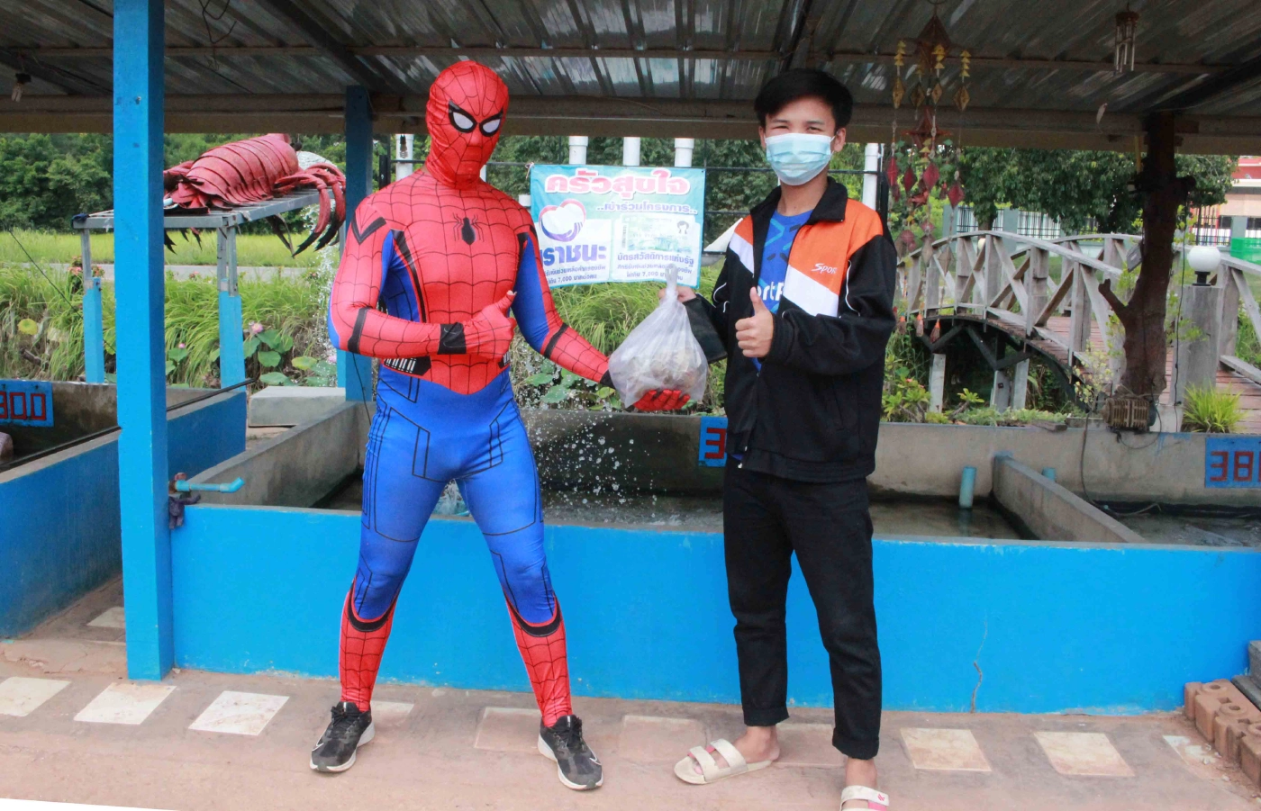 หนุ่มเจ้าของร้านแต่งชุดสไปเดอร์แมนขายกุ้ง-ปลานิลกระตุ้นยอดขายสู้โควิด
