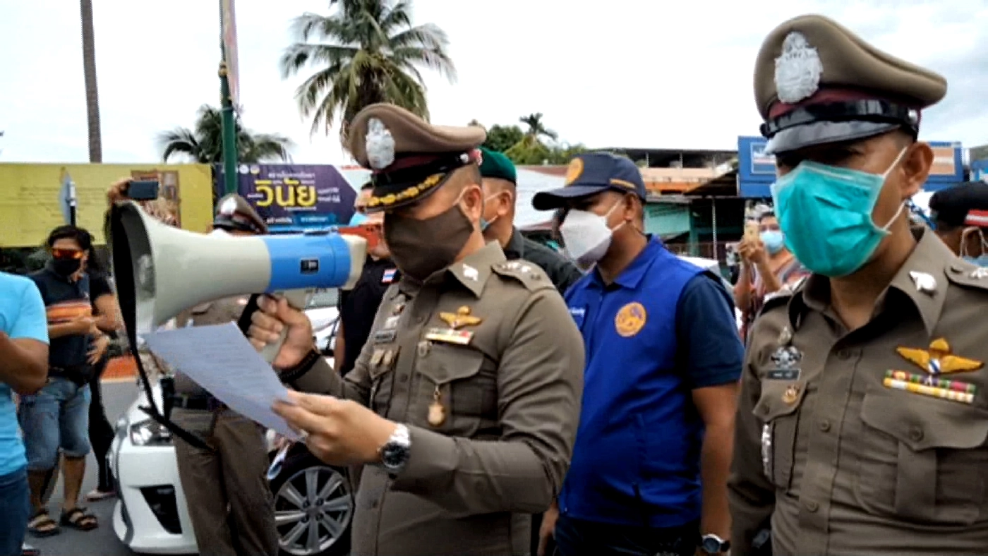 "คาร์ม็อบ" เมืองคอนบุกบ้าน สส.พปชร.- ศาลากลาง ชู 3 นิ้วบีบแตรไล่นายก