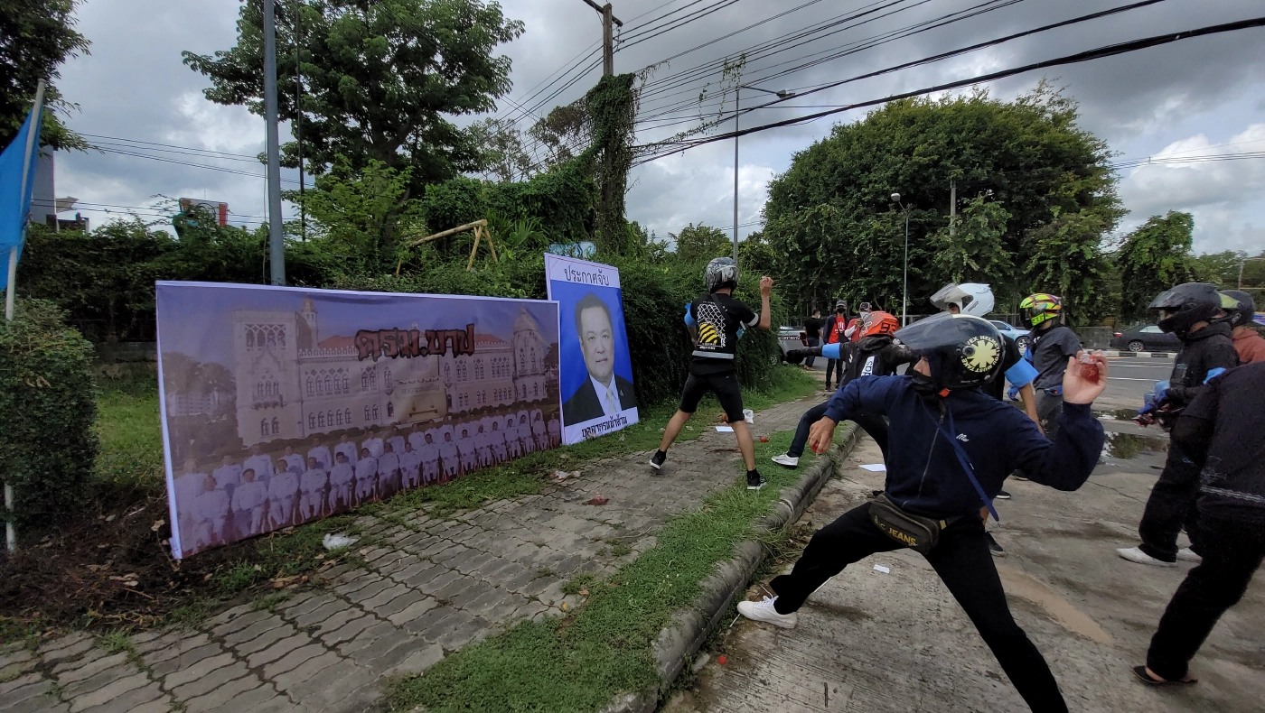 สามนิ้วชุมนุมสี ครม.บาป เรียกร้อง ตร.ทหาร เลิกหนุนเผด็จการ