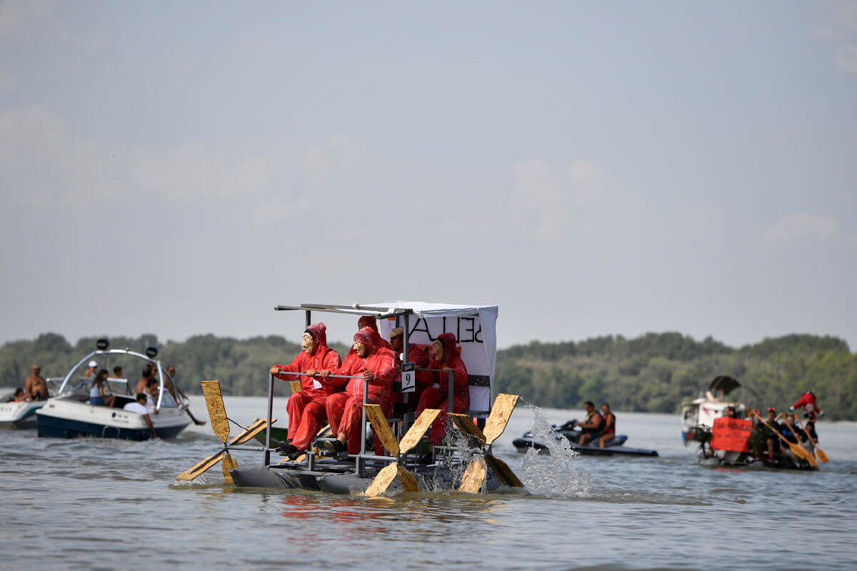 แข่งเรือพายสุดแปลก เจอเรือประดิษฐ์จากกล่องพิซซ่า