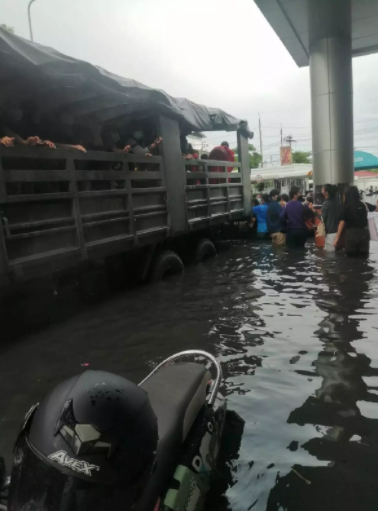 ทหารเข้าช่วยผู้ประสบอุทกภัย ที่บางปู สมุทรปราการ