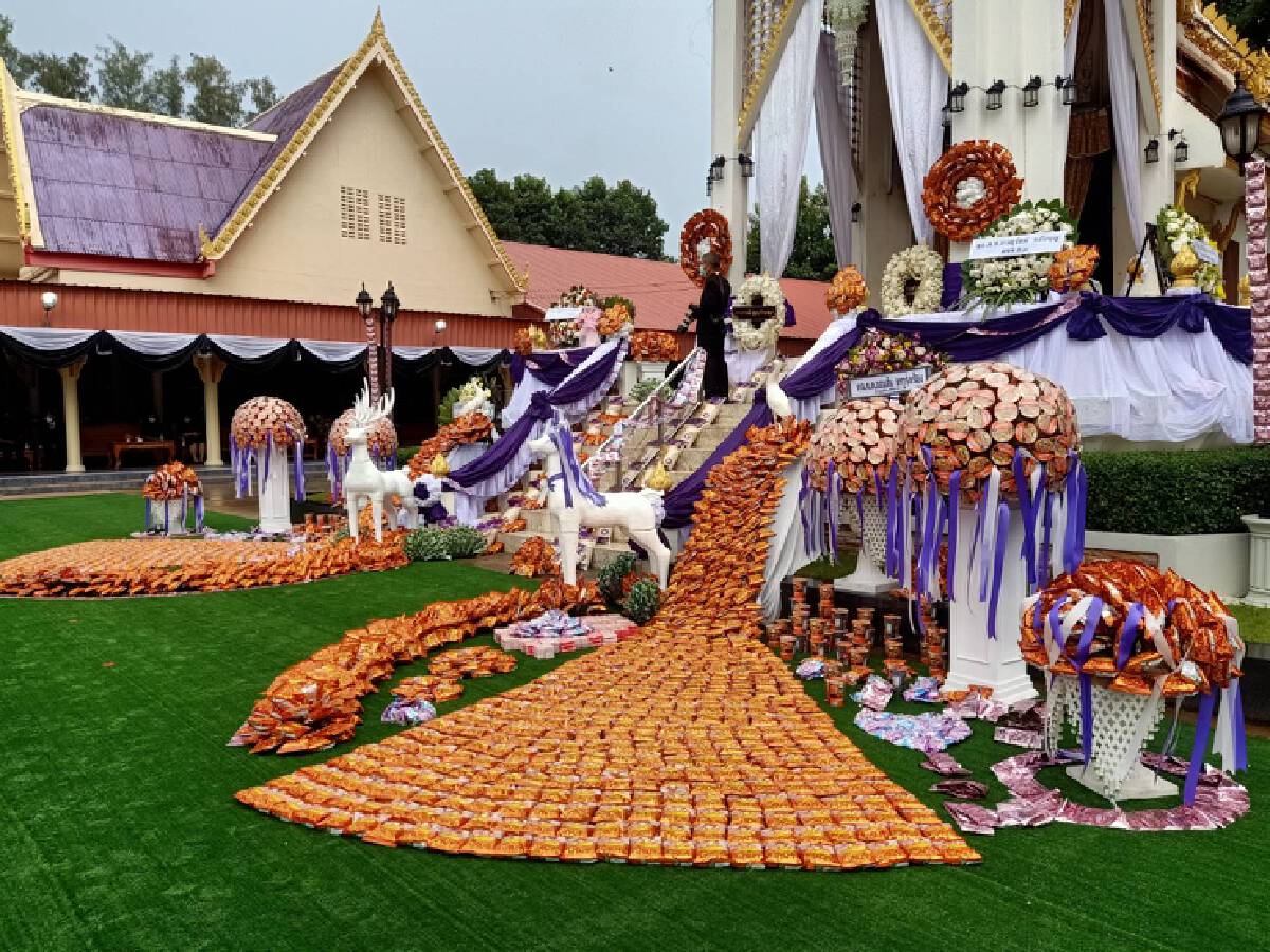 ฮือฮา เจ้าภาพจัดเมรุปันสุข ตกแต่งด้วยบะหมี่-ข้าวสารอาหารแห้ง