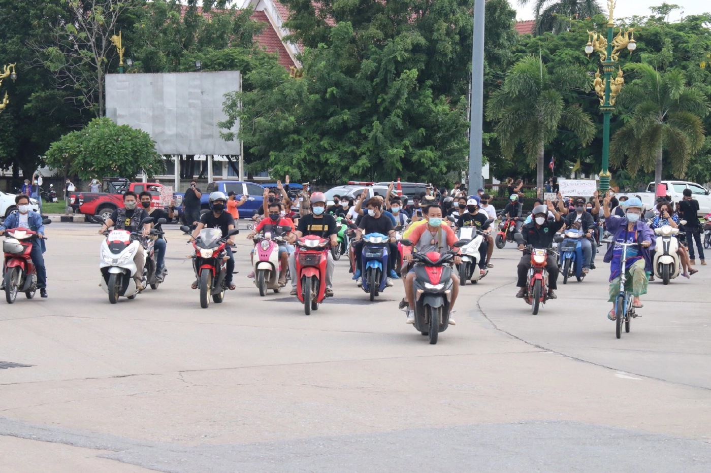 คาร์ม็อบรวมตัว  200  คันบีบแตรรอบเมืองไล่รัฐบาล