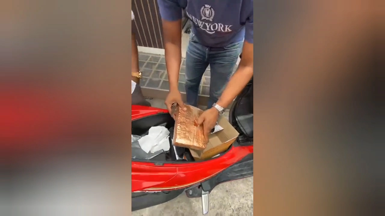 ไม่รอด! ตำรวจรวบหนุ่มสั่งกัญชาอัดแห้งส่งผ่านขนส่งเอกชน