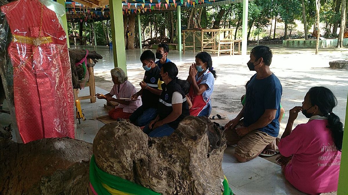 แห่ส่องเลขเจ้าแม่ตะเคียนมณีจันทร์ ชาวบ้านถูกมาหลายงวดแล้ว