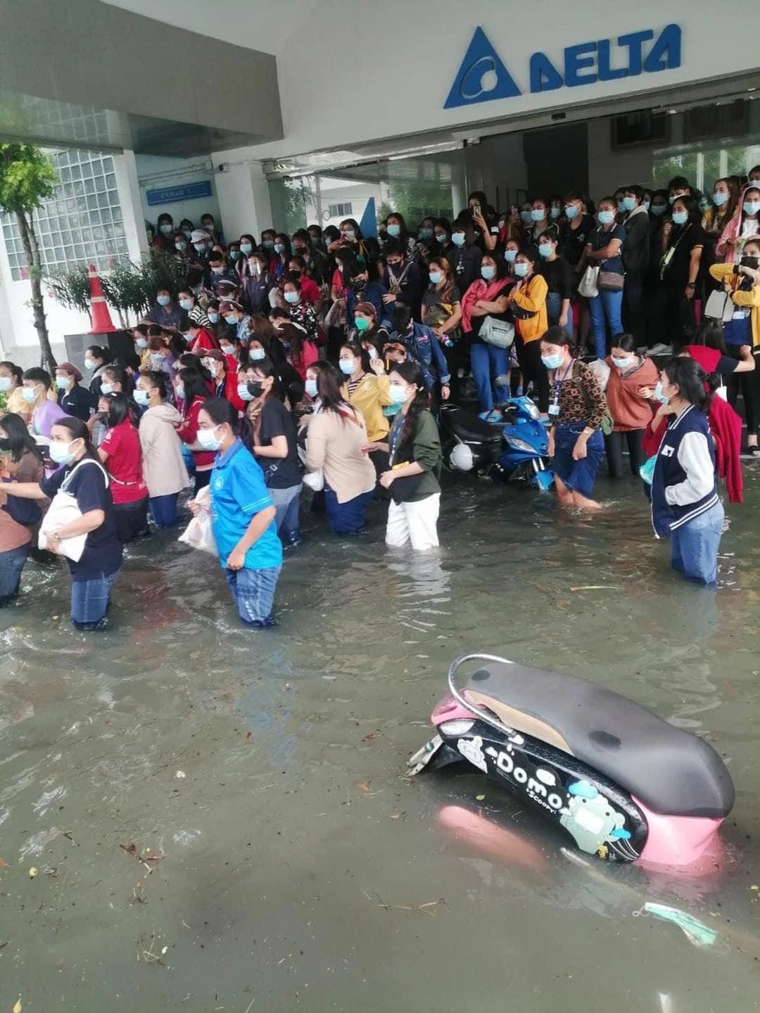 น้ำท่วมนิคมอุตสาหกรรมบางปูยังน่าห่วง ไร้เงา "นันทิดา"